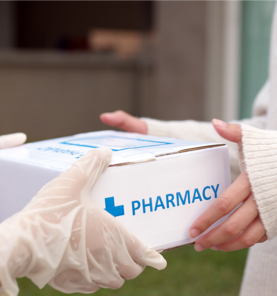 donna che riceve un pacco di medicinale